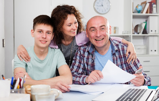 parents teaching teen how to budget.